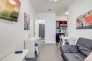 TV - Cozy South Beach 1BR Apt Near Beach & Ocean Drive (Miami Beach)