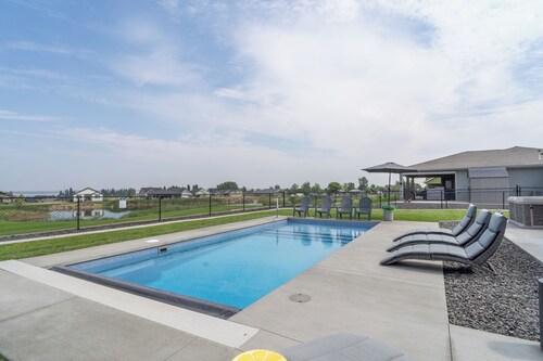 Relaxing home w/ POOL & HOT TUB on the golf course!