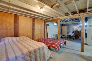 4 bedrooms, desk, WiFi, bed sheets