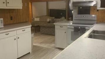 Een koelkast, een microgolfoven, een oven, een kookplaat