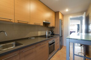 Frigorífico, microondas, horno y placa de cocina