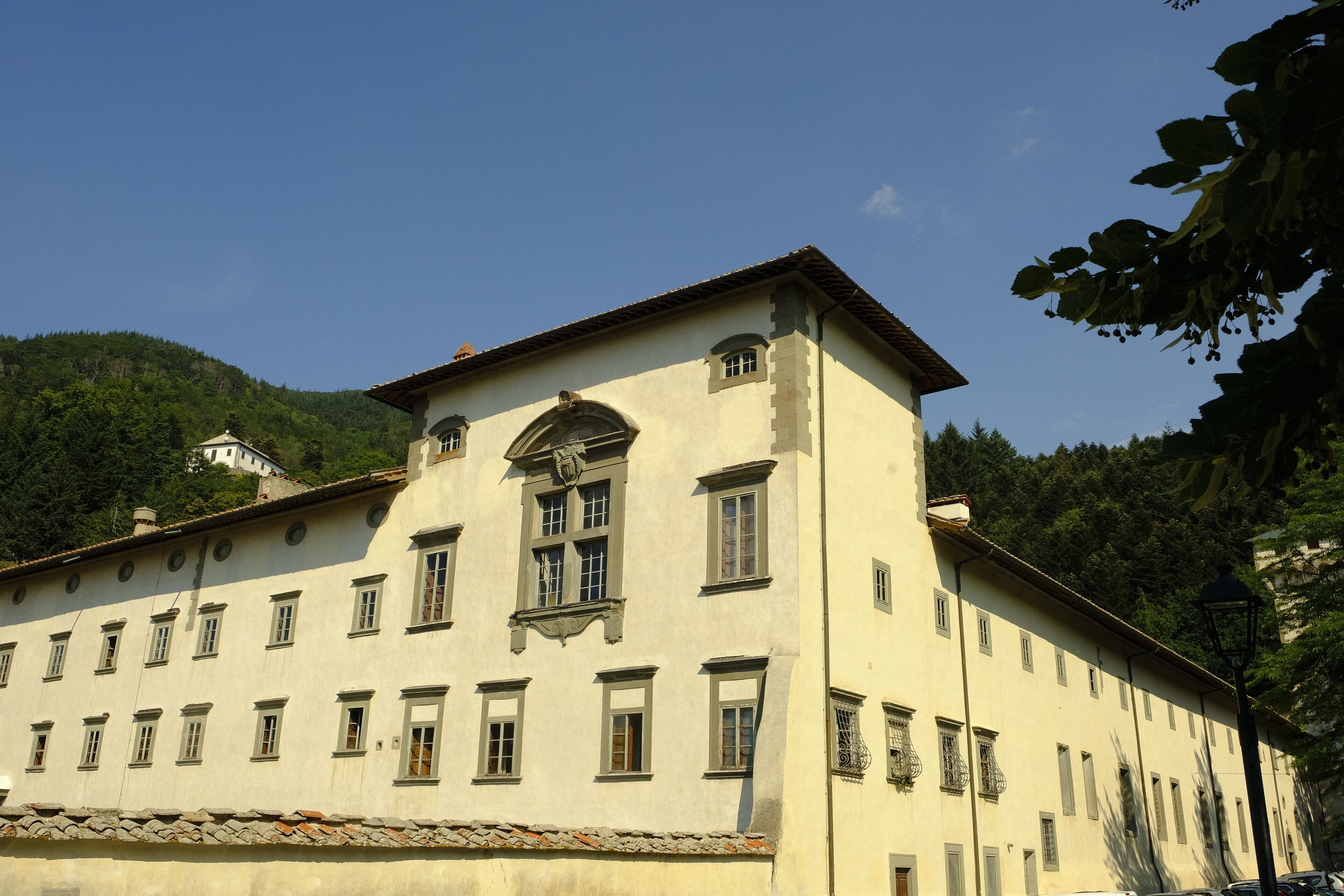 Ein großes, mehrgeschossiges Gebäude mit einer symmetrischen Fassade, zahlreichen Fenstern und einem zentralen Bogenfenster.