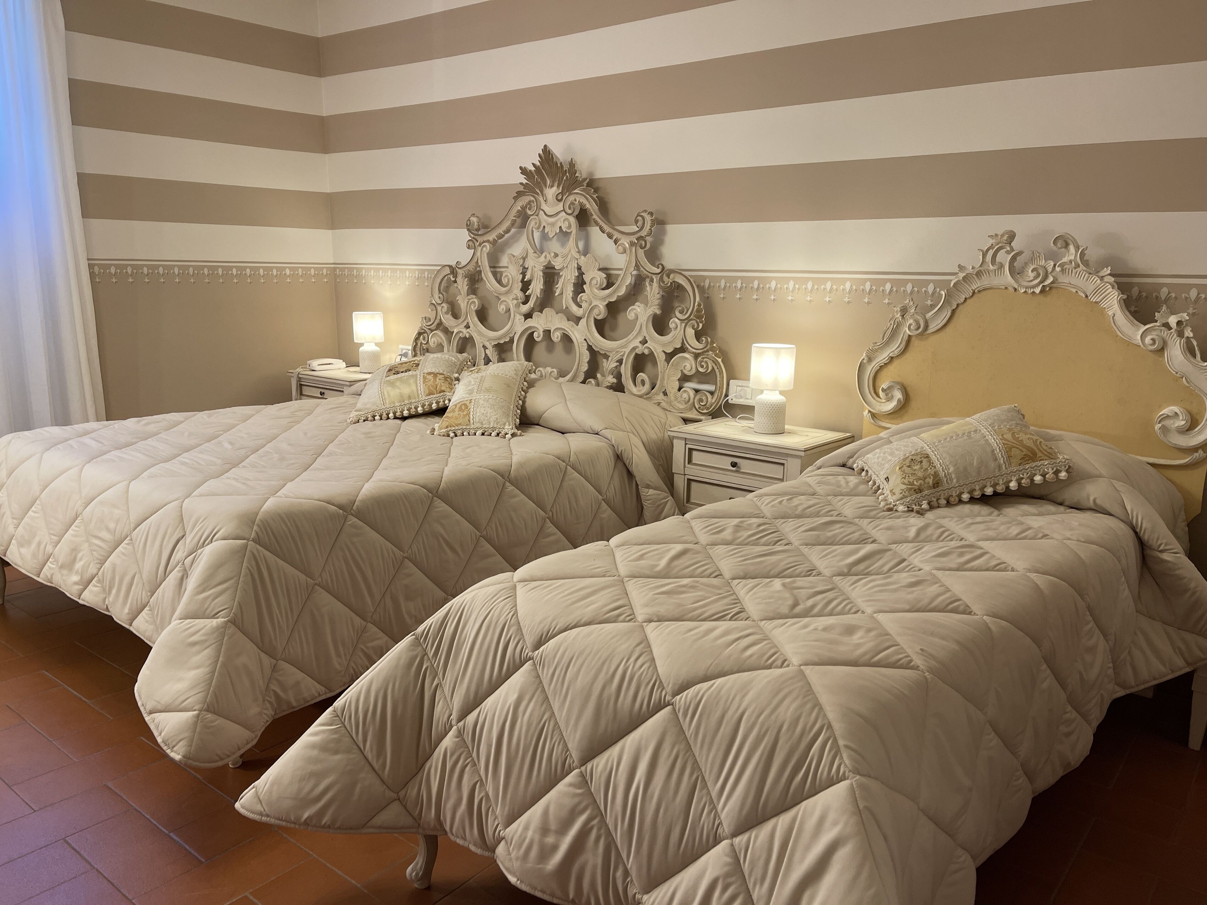 Driepersoonskamer | Een minibar, een kluis op de kamer, een bureau, een laptopwerkplek