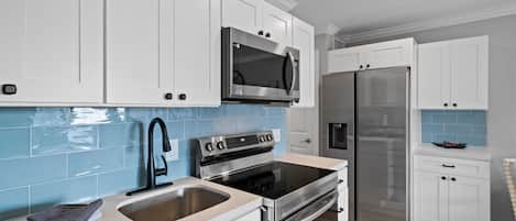 Frigorífico, microondas, horno y placa de cocina