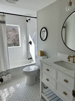 Een douche, een haardroger, handdoeken, zeep