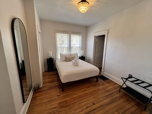 3 bedrooms, iron/ironing board, Internet, bed sheets - Delightful updated home with furnished patio, washer/dryer, & AC (Nashville)