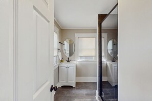 Secador de cabelo, toalhas de banho