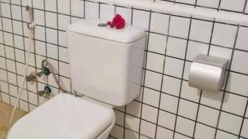 シャワー、タオル、石鹸、トイレットペーパー