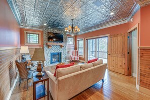 TV, fireplace, books - Mountain-View Georgia Cabin w/ 2 Decks (Dillard)