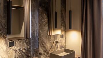 Douche, sèche-cheveux, bidet, serviettes fournies