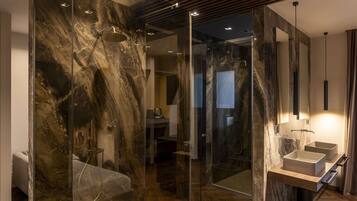 Doccia, asciugacapelli, bidet, asciugamani