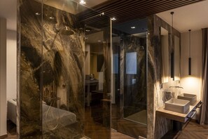 Dusj, hårføner, bidé og håndklær