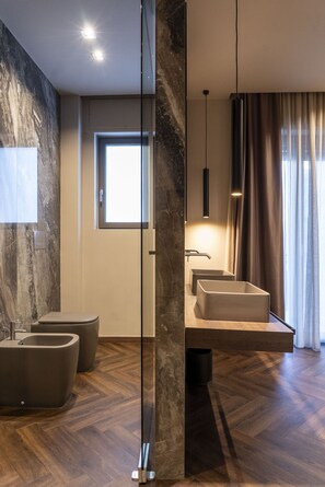 Dusche, Haartrockner, Bidet, Handtücher