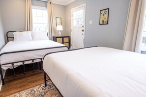 2 室のベッドルーム、デスク、アイロン / アイロン台、旅行用ベビーベッド