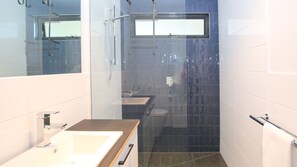 Dusche, Haartrockner, Handtücher