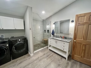 Een douche, handdoeken, zeep, toiletpapier