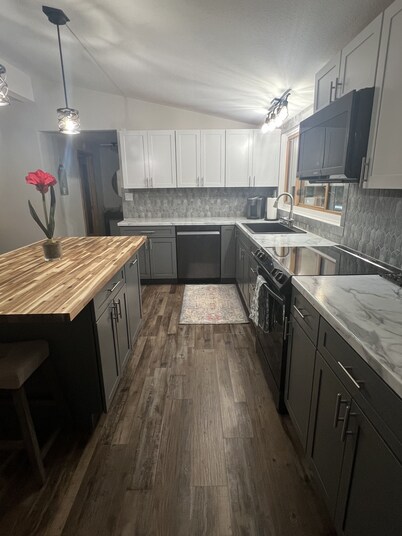 Newly Remodeled Family-Friendly Home in Woodruff Close to Everything