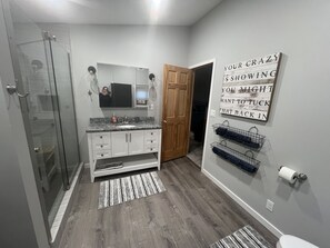 Dusche, Handtücher, Seife, Toilettenpapier
