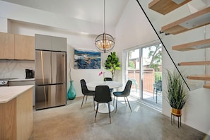 Table en quartz pour 4 à 6 personnes. - Amazing Penthouse Private Roof Terrace (Montréal)