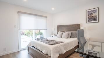 4 bedrooms, desk, iron/ironing board, free WiFi