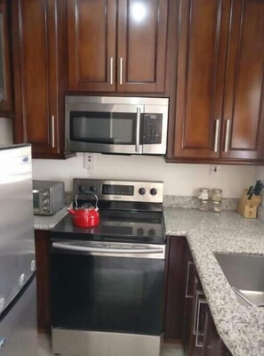 Private kitchen - 2 Bedroom with AC WI-FI in New Kingston (Kingston)