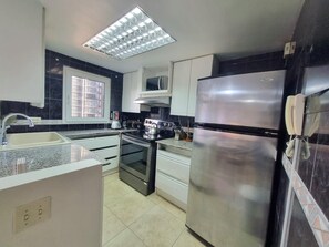 冰箱、微波炉、烤箱、炉灶