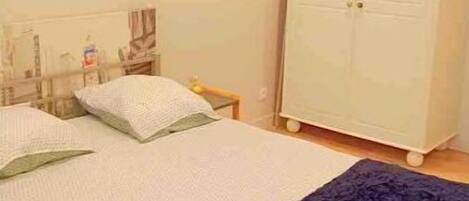 1 chambre, fer et planche Ă  repasser, Wi-Fi gratuit, draps fournis