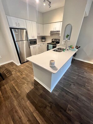 Private kitchen - Newly Renovated! Spacious & Large Windows, Near UF (Gainesville)