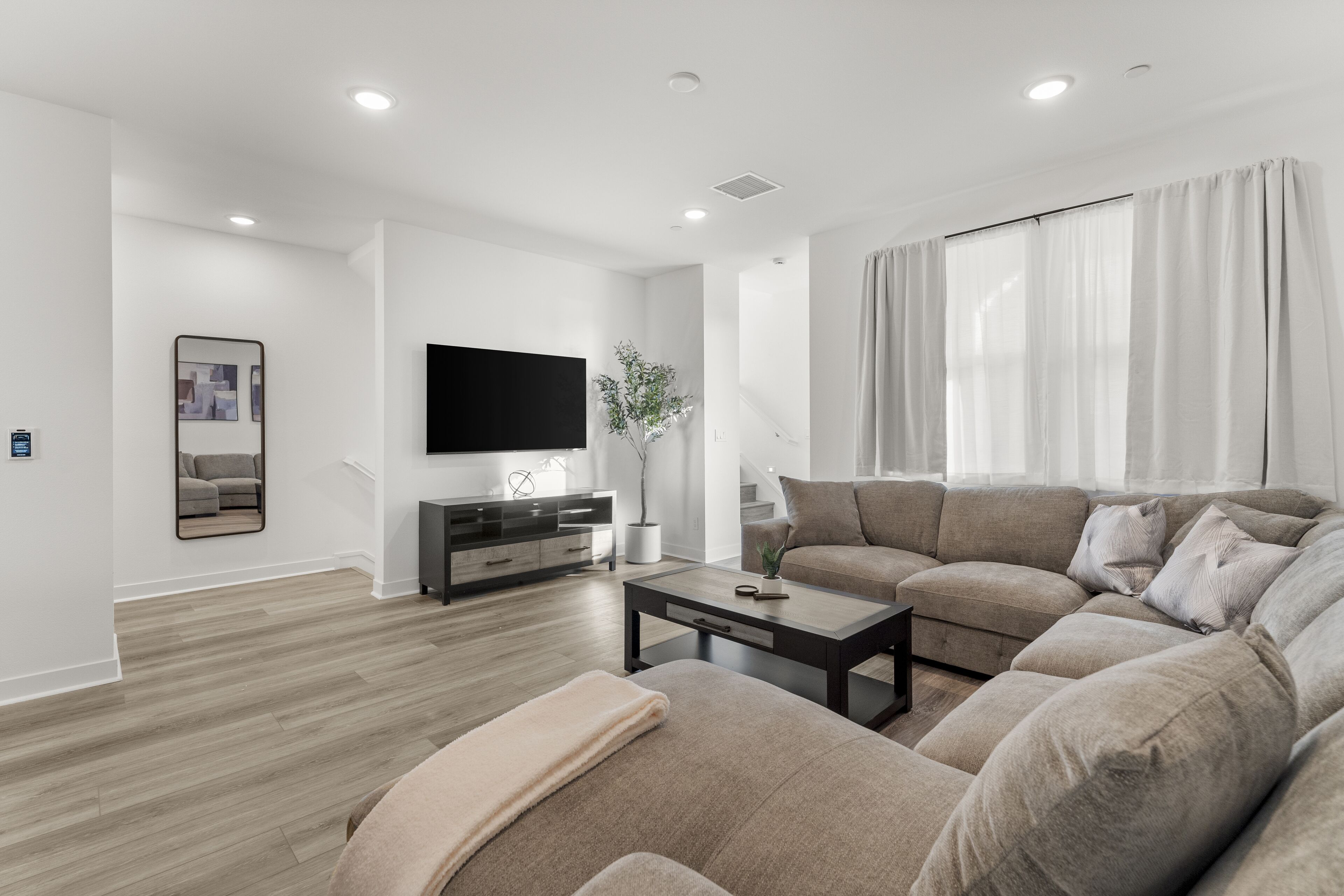 NEW Amazing four bedroom home, central to Disneyland & Knotts Berry Farm!