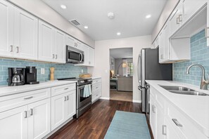 Kjøleskap, mikrobølgeovn, ovn og kokeplater