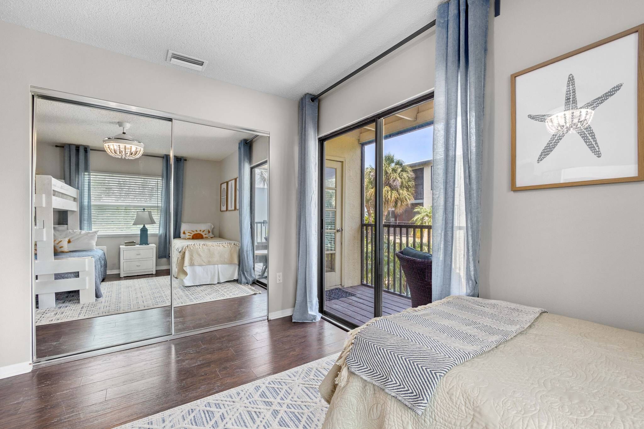 2 habitaciones, tabla de planchar con plancha y cuna de viaje 