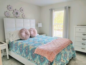 2 bedrooms, iron/ironing board, travel cot, free WiFi - Bask At the Beach (Naples)