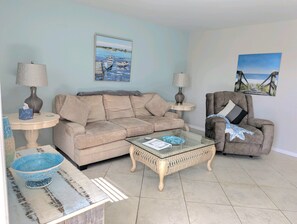 Smart TV, ping pong, books, printers - Bask At the Beach (Naples)