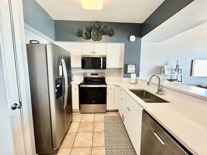 Køleskab, mikrobølgeovn, ovn, kogeplade