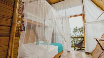 Habitación triple estándar, balcón, vistas a la playa | Decoración individual, mobiliario individual, wifi gratis y ropa de cama