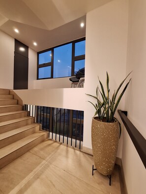 Handrails in stairways - Victor Regents Apartment (Accra)