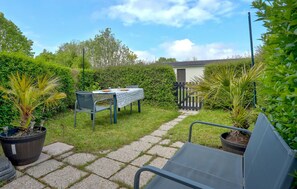 Outdoor dining - Nice home in Montmartin-sur-Mer (Montmartin-sur-Mer)