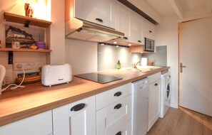 Frigorífic, placa de cuina i rentaplats 