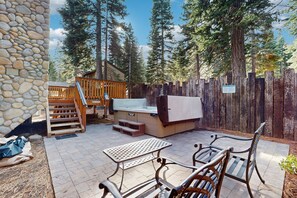 Terrace/patio - Magical mountain home with movie theater, 9-person hot tub & chef's kitchen (Truckee)