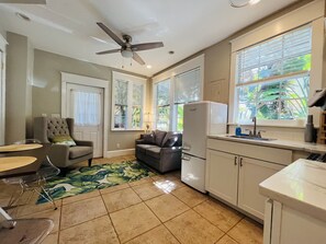 冷蔵庫、電子レンジ、オーブン、コンロ