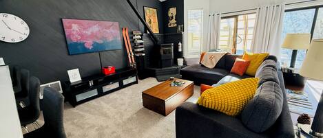 Smart-TV, Kamin, Bücher