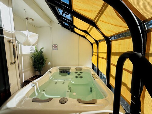 Updated Mountain Retreat, Private Indoor Spa, Near Village. 2BR/3BA
