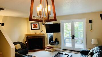 Smart TV, fireplace, books, stereo