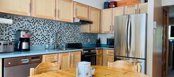 Spacious Town Home, Sleeps 8, Walk to Gondola!
