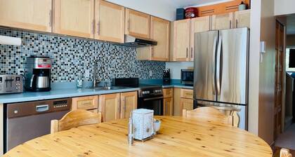 Spacious Town Home, Sleeps 8, Walk to Gondola!