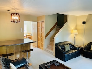 Smart TV, fireplace, books, stereo