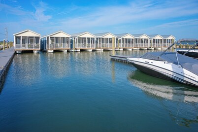 Blufin Bungalows & Marina