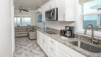 Casa de campo, vista para a baía | Cozinha privada | Geladeira grande, micro-ondas, cooktop, torradeira