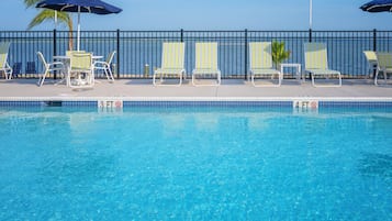 Una piscina al aire libre de temporada