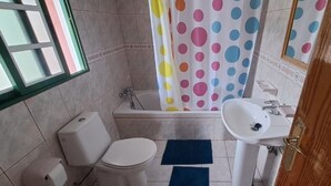 A bathroom with a toilet, bidet, bathtub, and sink. - Lovely Private House in Taganana - Anaga Rural Park (Santa Cruz de Tenerife)